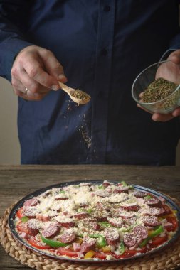 Adam bir cam sauser baharat pizza mavi gömlek serpin