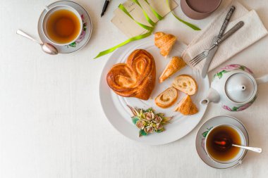Yatay beyaz masada romantik Kahvaltı
