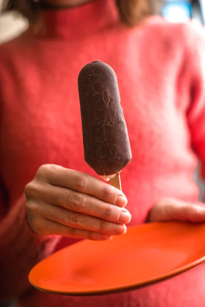 Eskimo ice cream in the woman`s hand — Stock Photo, Image