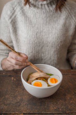 Asya tavuk çorbası Ramen yeme kadın