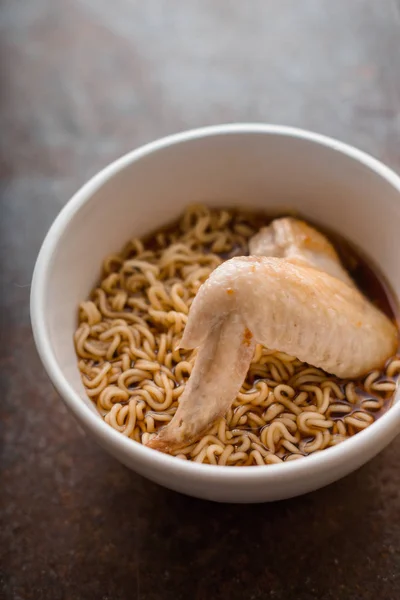 セラミック ボウルに鶏手羽のスープ ラーメン — ストック写真