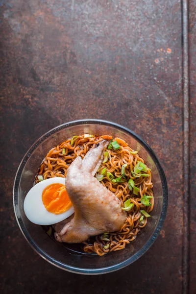 Polévka Ramen nudle s kuřecím křídlem na staré tabulky — Stock fotografie