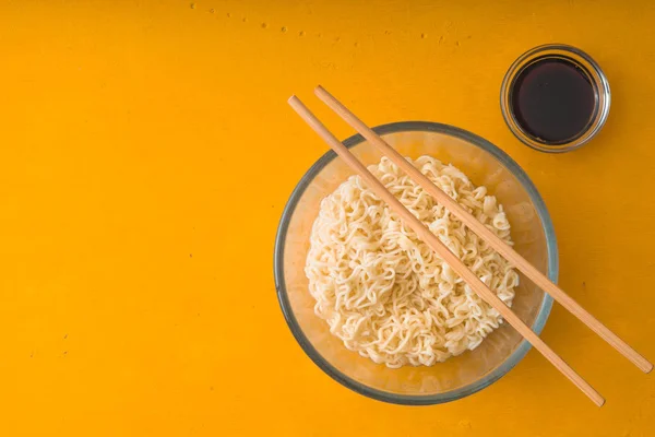 Polévka Ramen nudle ve skleněné mísy a sojovou omáčkou — Stock fotografie