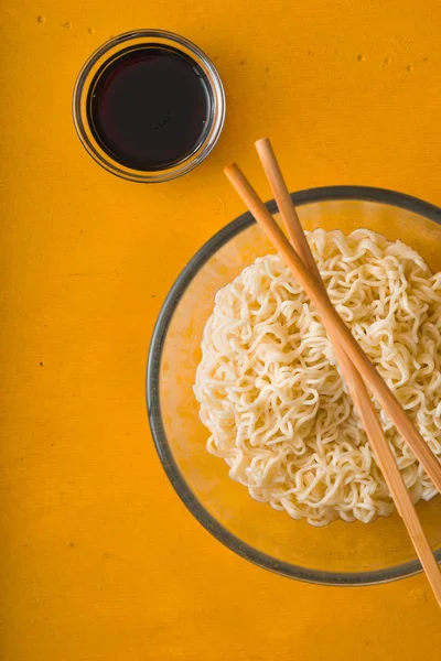 Zupę Ramen noodles w miski i soi sause — Zdjęcie stockowe