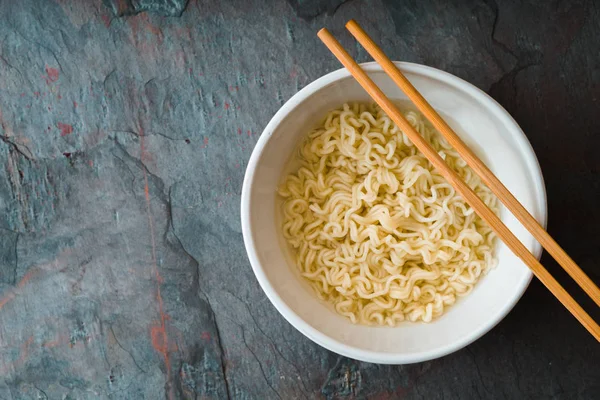 Macarrão de sopa Ramen em tigela de cerâmica e paus de bambu — Fotografia de Stock