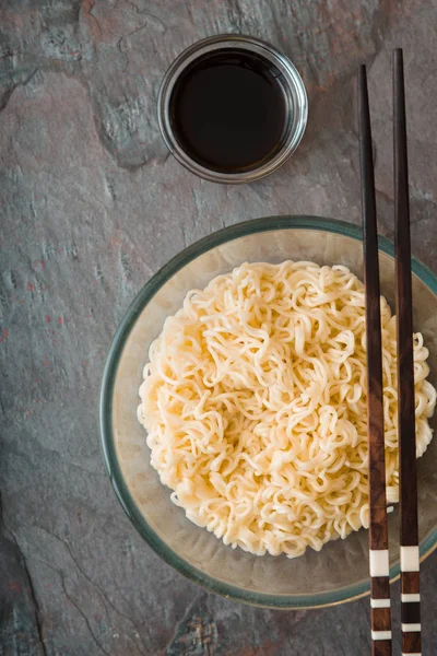 Zupę Ramen noodles w szklanej misce i sause na stole tte szary — Zdjęcie stockowe