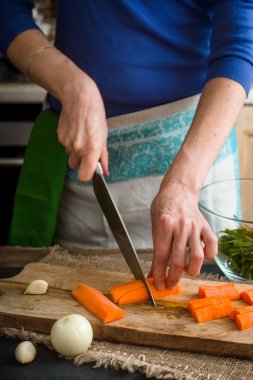 Dikey ahşap tahta üzerinde kesme havuç