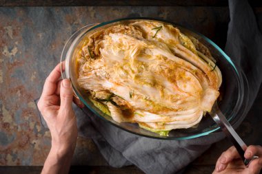 Kadın seramik kase üst görünümden kimchi çeker