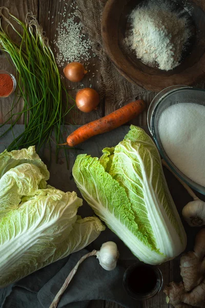 Kimchi ahşap bir masa üzerinde hazırlanması için malzemeler — Stok fotoğraf