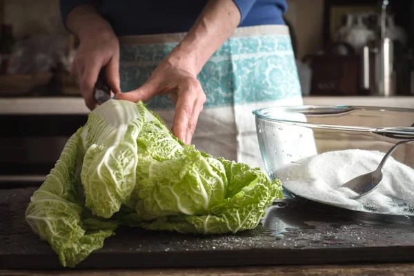 Žena řez čínské zelí uvařit kimchi — Stock fotografie