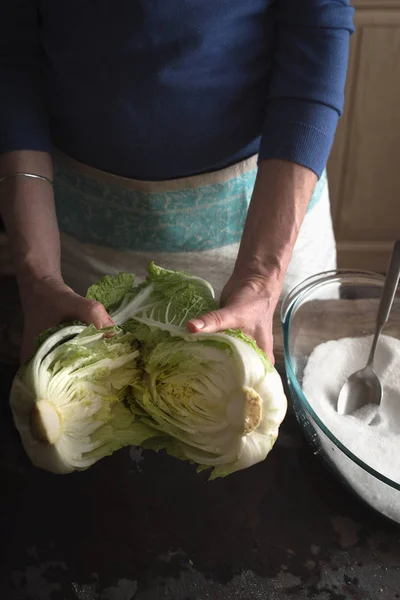 A kimchi két részre osztva nő káposzta — Stock Fotó