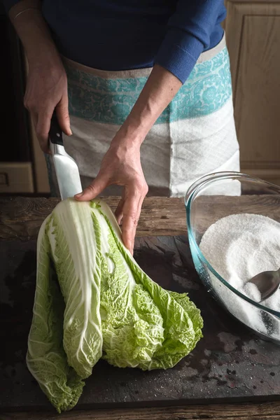 Mujer cortar col china para cocinar kimchi en pizarra —  Fotos de Stock