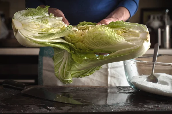 Çin lahanası kimchi kayrak üzerinde hazırlanması için kadın tuzlar — Stok fotoğraf