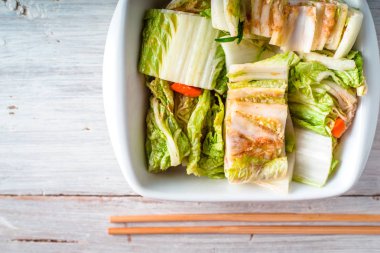 Kimchi Beyaz ahşap masa üstü görünümünde seramik kase