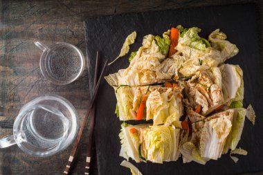 Kore kimchi üzerinde eski ahşap arka plan Üstten Görünüm