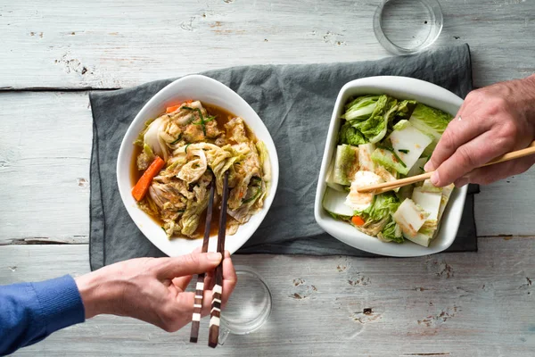 Konzumace kimči na bílý dřevěný stůl horní pohled — Stock fotografie