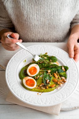 Ispanak, badem ve dikey yumurta salatası yemek kadın