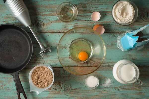 Cozinhar panquecas sem glúten na mesa azul clara — Fotografia de Stock