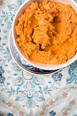 Humus dikey desenlerle zemin üzerine seramik kase