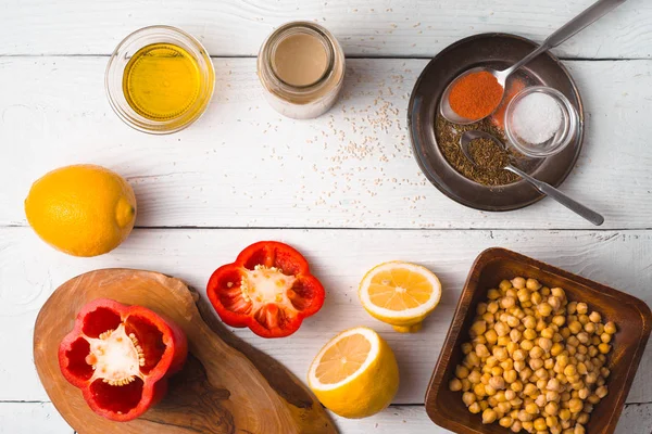 Ingredientes para la preparación del hummus ob la mesa de madera blanca horizontal — Foto de Stock