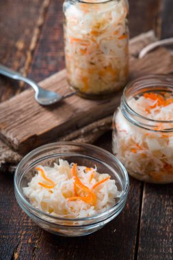 Bankalar ve lahana turşusu kurullarında küçük bir çanak