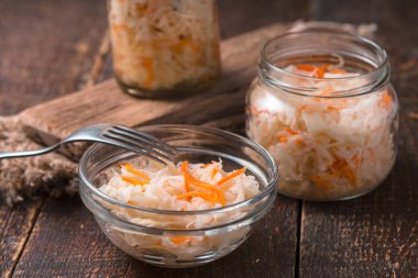 Bankalar, lahana turşusu ve kurulları kürsüye küçük bir çanak