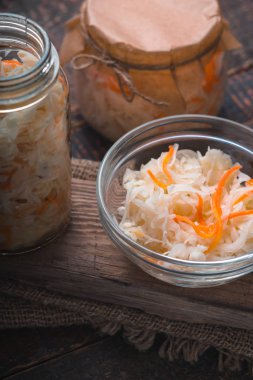 Bankalar ve ahşap kurullarında lahana turşusu ile fincan tabağı