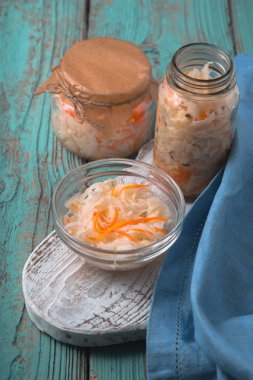 Turkuaz kurullarında cam kavanozlara lahana turşusu