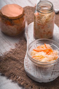 Cam Kavanoz ve peçete beyaz stand lahana turşusu