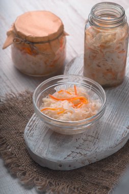 Havuç beyaz stand ile cam kavanozlara lahana turşusu