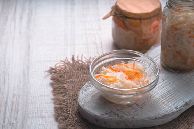 Masada havuç ile cam kavanozlara lahana turşusu