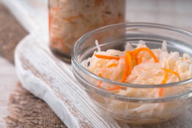 Lahana turşusu pot ve kase yakın çekim içinde havuç ile