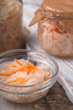 Lahana turşusu bankada parşömen ve kase kapalıdır