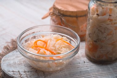 Lahana turşusu bir kase ve Banka Yönetim Kurulu