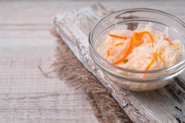 Eski bir kase içinde havuç ile lahana turşusu stand çapraz