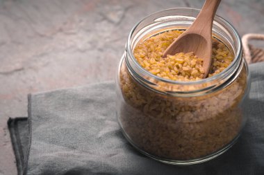 Bulgur ve peçete ile kıyıda kayrak