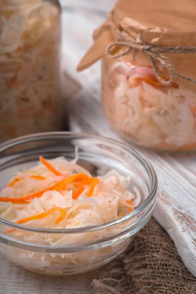 Lahana turşusu bankada parşömen ve kase kapalıdır