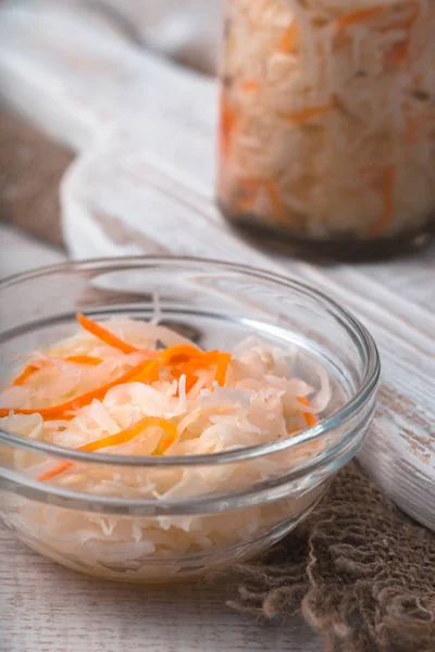 Lahana turşusu pot ve stand yakın çekim ıslak zeminde içinde havuç ile