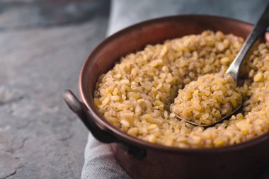 Tahıl bulgur bir bakır kase ve metal kaşık gelmedi