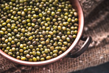 Fasulye rustik peçeteye bakır bir kapta