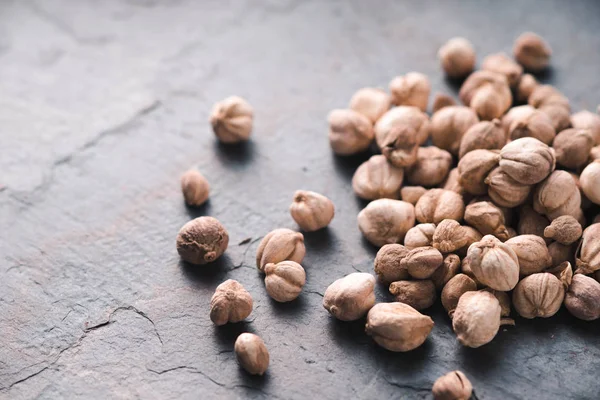 Cardamomo de colocação em uma ardósia cinza — Fotografia de Stock