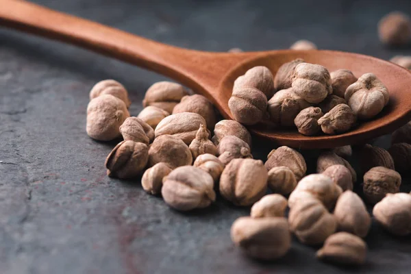 Placer cardamomo branco e colher de close-up — Fotografia de Stock