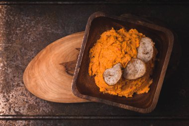 Humus ve fiş bir stand ahşap kase