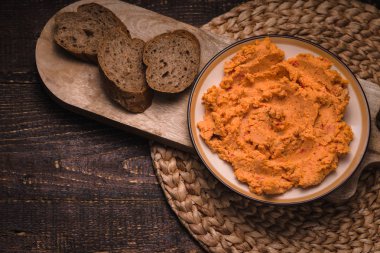 Makarna humus bir plaka ve ekmek tahtası