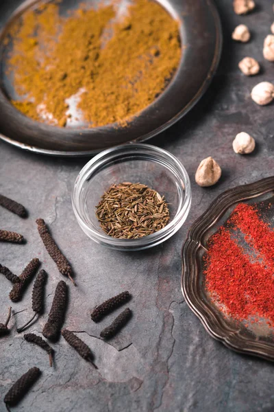 Cardamomo, chile, platos de curry en la pizarra desenfoque parcial — Foto de Stock