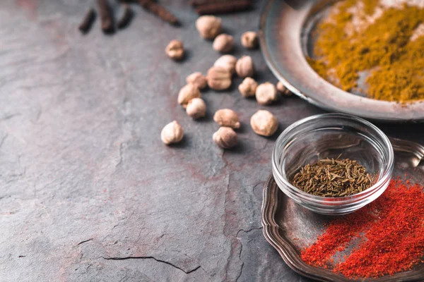 Kardamom, chili, kömény, curry pala részleges blur — Stock Fotó