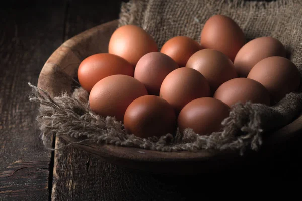Ovos de galinha na tigela de madeira horizontal — Fotografia de Stock