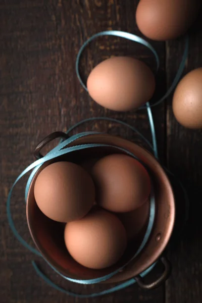 Huevos de pollo con cintas en la mesa de madera — Foto de Stock