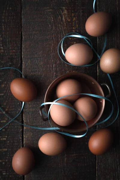 Huevos de pollo con cintas en la mesa de madera vertical — Foto de Stock