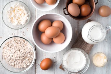 Tarım ürünleri ahşap masa üstü beyaz görünümde kümesi  